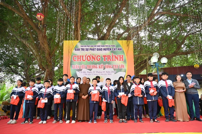 Các em học sinh nghèo vượt khó được nhận quà từ chương trình "Xuân yêu thương kết vòng tay lớn"