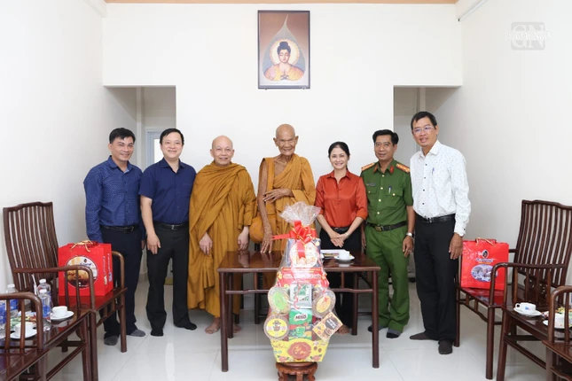 Thăm, chúc Tết Trưởng lão Hòa thượng Giác Tường và Hòa thượng Thích Minh Thành tại tịnh xá Trung Tâm