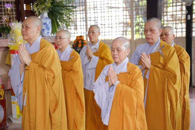 Chư Ni nhất tâm cầu nguyện