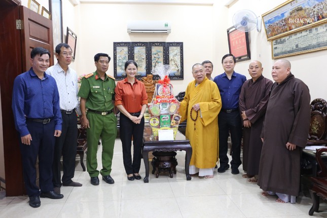 Đoàn Quận ủy Q.Bình Thạnh vấn an sức khỏe Trưởng lão Hòa thượng Thích Thiện Pháp tại chùa Phước Thành Đoàn Quận ủy Q.Bình Thạnh vấn an sức khỏe Trưởng lão Hòa thượng Thích Thiện Pháp tại chùa Phước Thành