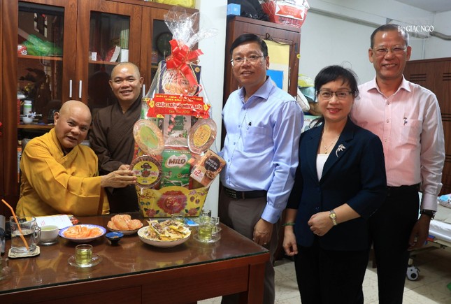 Đoàn tặng quà chúc Tết đến Hòa thượng Thích Tấn Đạt tại chùa Hòa Khánh Đoàn tặng quà chúc Tết đến Hòa thượng Thích Tấn Đạt tại chùa Hòa Khánh