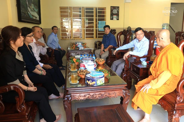 Đoàn thăm, chúc Tết Hòa thượng Thích Minh Giác tại chùa Pháp Quang