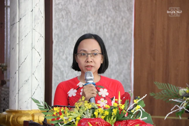 Bà Huỳnh Thị Kim Ba phát biểu tại hội nghị