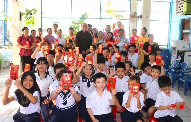 Đại đức Thích Thông Chấn trao quà Tết tại Trường khuyết tật Hy Vọng (Q.8, TP.HCM)