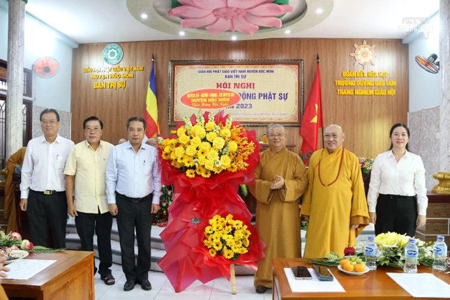 Lãnh đạo H.Hóc Môn tặng hoa chúc mừng