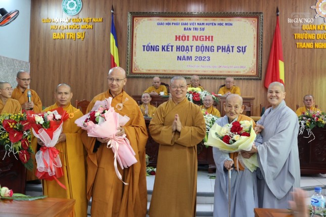 Tặng hoa chúc mừng chư tôn đức được tấn phong giáo phẩm