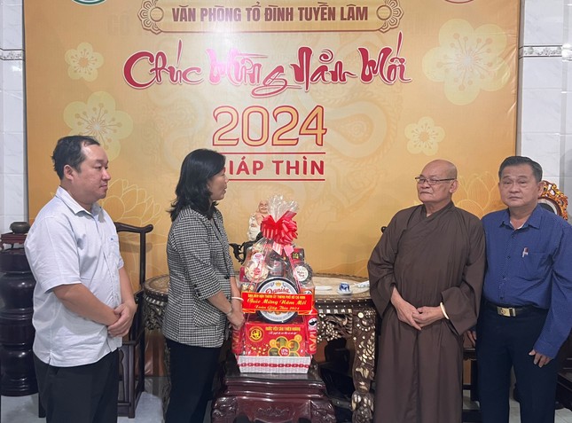 Bà Nguyễn Thị Bạch Mai thay mặt Ban Dân vận Thành ủy TP.HCM chúc Tết đến Hòa thượng Trưởng ban Trị sự GHPGVN Q.6