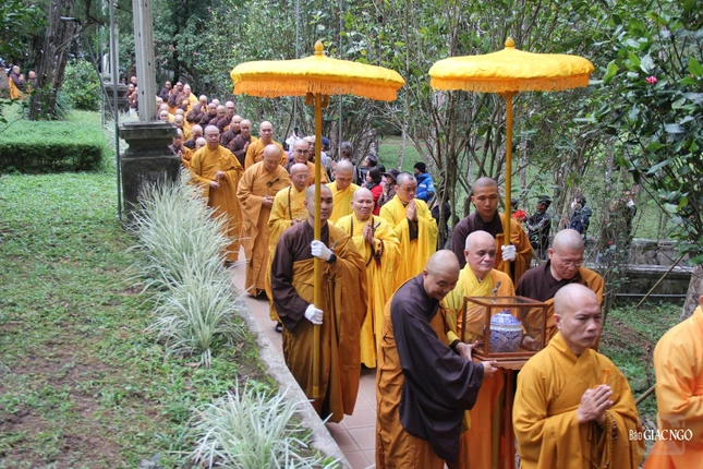 Cung thỉnh xá-lợi của Thiền sư Thích Nhất Hạnh tôn trí tại thất Lắng Nghe