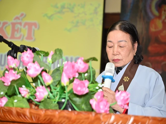 Phật tử Hoa Huệ - Bùi Thị Đức đọc dự thảo báo cáo tổng kết Phật sự năm 2023 Phật tử Hoa Huệ - Bùi Thị Đức đọc dự thảo báo cáo tổng kết Phật sự năm 2023