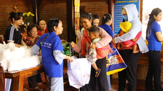 Bà con hoan hỷ mua sắm Bà con hoan hỷ mua sắm