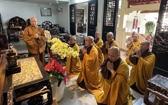 Thượng tọa Thích Đạt Đức dâng lời khánh tuế Hòa thượng Trưởng ban Trị sự GHPGVN TP.HCM