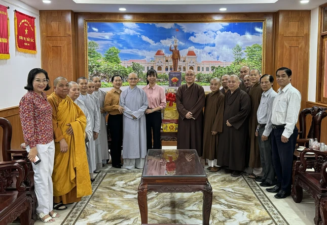 Ban Trị sự GHPGVN Q.Tân Bình chúc Tết tại Văn phòng Quận ủy