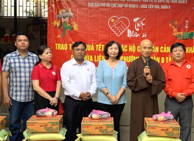 Thượng tọa Thích Thiện Quý, trụ trì chùa Liên Hoa phát biểu trong buổi trao quà