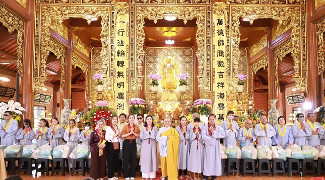 Chùa Thiên Quang trao quà Tết đến người khiếm thị