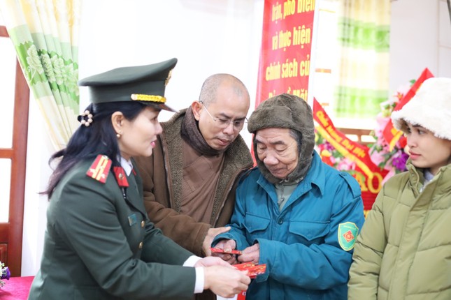 Trao quà đến các gia đình khó khăn tại bản Quăn