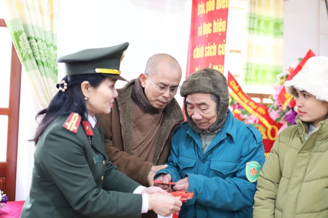 Trao quà đến các gia đình khó khăn tại bản Quăn