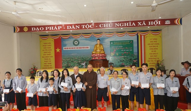 Trao quà đến các đoàn sinh Gia đình Phật tử Đà Nẵng