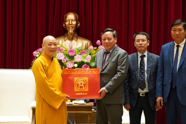 Hòa thượng Thích Bảo Nghiêm tặng quà chúc Tết