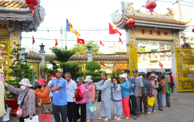 Người khiếm thị đến nhận quà tại chùa Pháp Quang