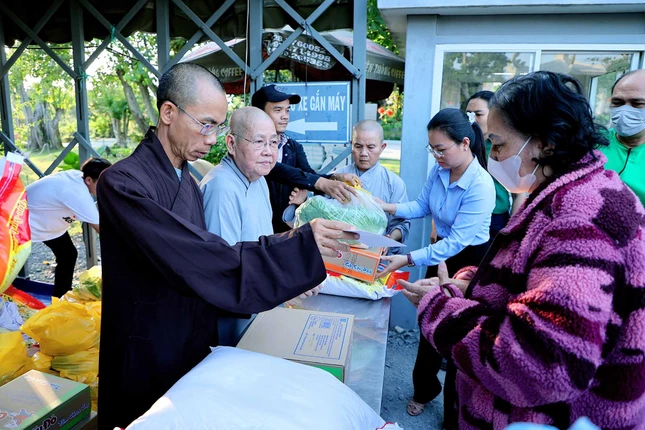 1.000 phần quà Tết được trao cho người dân có hoàn cảnh khó khăn tại các xã thuộc H.Bình Chánh, TP.HCM