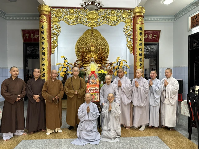 Thường trực Ban Trị sự GHPGVN Q.Phú Nhuận chúc Tết đến Ni trưởng Thích nữ Huệ Từ tại chùa Giác Tâm