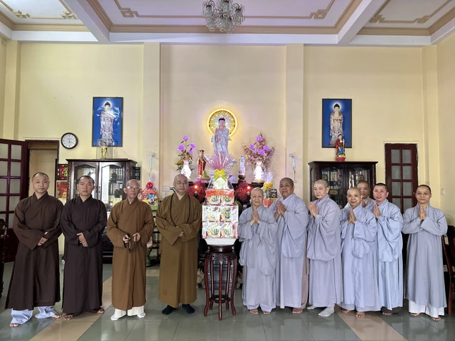 Ni trưởng Thích nữ Diệu Đạo, viện chủ tu viện Pháp Hội nhận quà chúc Tết từ Thường trực Ban Trị sự Phật giáo Q.Phú Nhuận