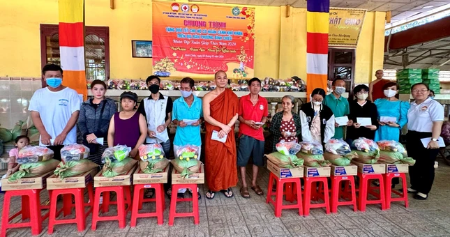 Tổ đình Bửu Quang tặng quà Tết cho các hộ khó khăn trên địa bàn P.Bình Chiểu