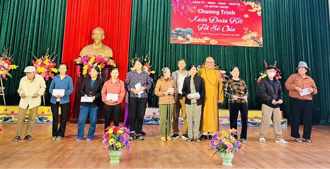 Chùa Đông Yên trao quà các hộ nghèo, gia đình chính sách