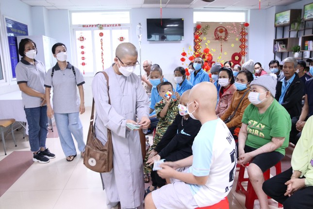 Chư Ni chùa Phổ Hiền tặng quà đến các bệnh nhân