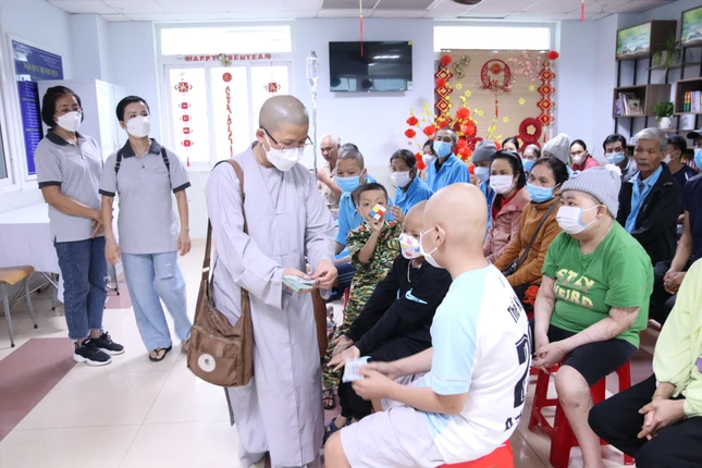 Chư Ni chùa Phổ Hiền tặng quà đến các bệnh nhân