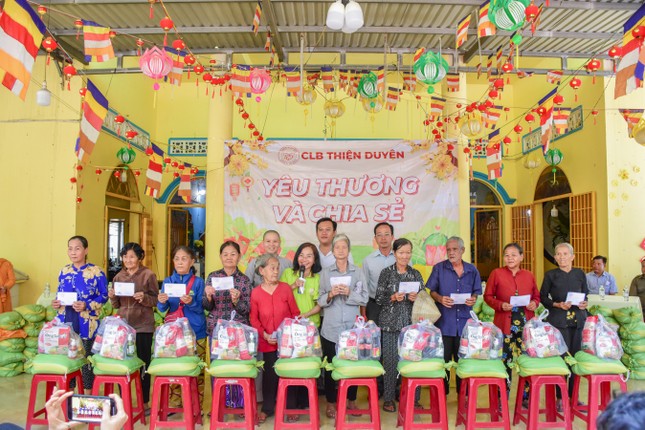 100 phần quà được Câu lạc bộ Thiện Duyên trao đến người nghèo, neo đơn
