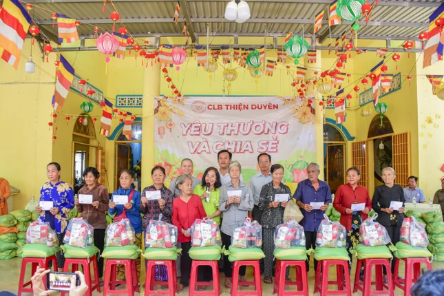 100 phần quà được Câu lạc bộ Thiện Duyên trao đến người nghèo, neo đơn