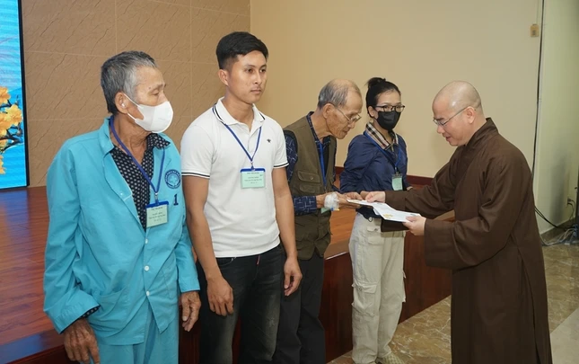 Thượng tọa Thích Thông Đạo trao quà đến các bệnh nhân tại Bệnh viện Đà Nẵng