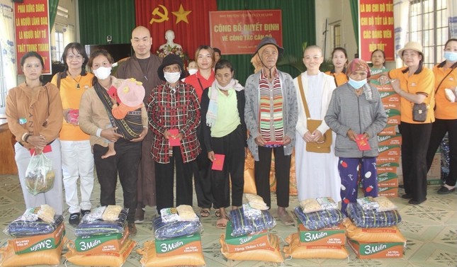 Đại đức Thích Quảng Hậu và Phật tử đạo tràng chùa Phước Ân trao quà đến bà con khó khăn tại H.Di Linh, Lâm Đồng