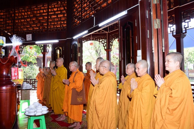 Chư Tăng Ni Giáo đoàn VI tại tác bạch đảnh lễ tại tổ đình Minh Đăng Quang (Vĩnh Long)