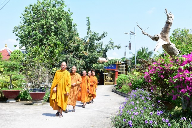 Đoàn đến tịnh xá Ngọc Hưng