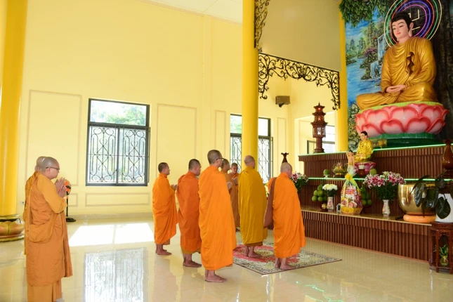 Đảnh lễ Tam bảo tại chùa Phước Huệ