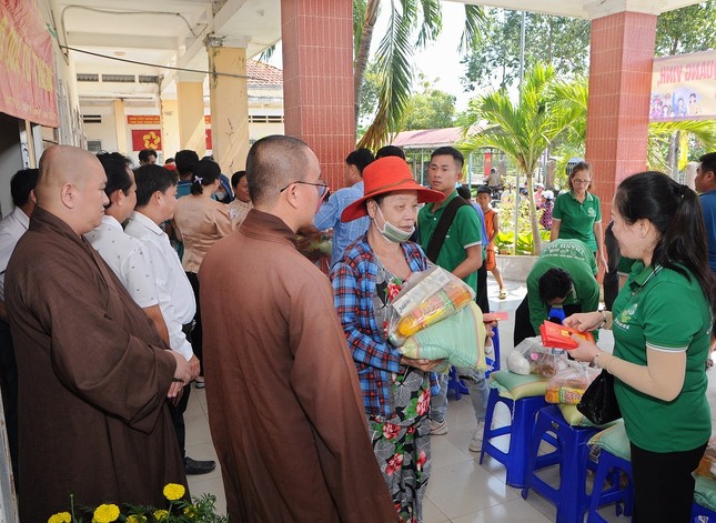 Trao quà đến bà con khó khăn tại xã Vĩnh Châu B, H.Tân Hưng, Long An Trao quà đến bà con khó khăn tại xã Vĩnh Châu B, H.Tân Hưng, Long An