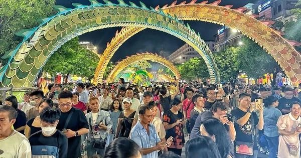 Đông đảo người dân TP.HCM, du khách tham quan đường hoa Nguyễn Huệ - Ảnh: An Biên