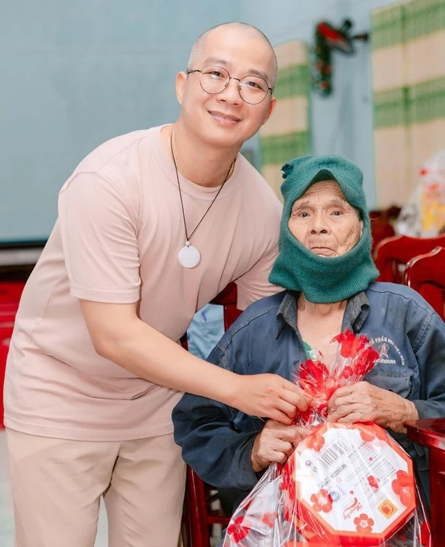 Anh Lưu Đình Long trao quà đến cụ ông ngoài 90 tuổi, bị khuyết tật vận động