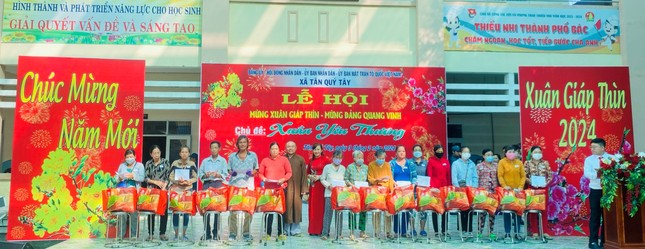 Trao quà Tết đến bà con tại xã Tân Quý Tây