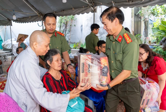 Chùa Đức Nguyên trao quà đến người yếu thế