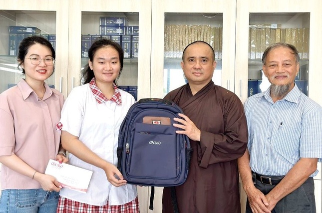 Nữ sinh Thanh Trúc (thứ hai từ trái sang) - nhân vật nhận học bổng Quách Thị Trang tiếp tục được bạn đọc Báo Giác Ngộ đỡ đầu, tiếp sức đến trường Nữ sinh Thanh Trúc (thứ hai từ trái sang) - nhân vật nhận học bổng Quách Thị Trang tiếp tục được bạn đọc Báo Giác Ngộ đỡ đầu, tiếp sức đến trường