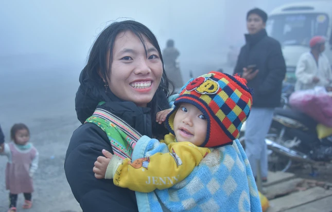 Em theo mẹ đi nhận quà