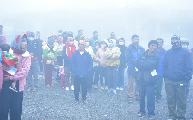 Người dân đứng chờ nhận quà dưới trời sương mù giá rét tại đỉnh đèo Pha Đin