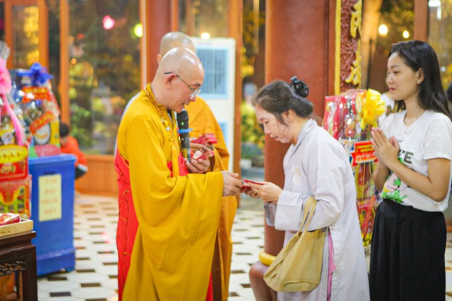 Thượng tọa Thích Tịnh Tâm, trụ trì chùa Hoằng Linh trao lộc xuân đến Phật tử nhân dịp đầu năm mới