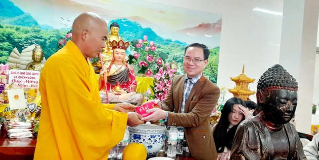 Lên chùa mùng 1 Tết vấn an sức khỏe, mừng tuổi chư Tăng