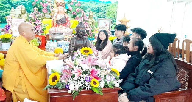 Các bạn trẻ xin lộc đầu năm mới