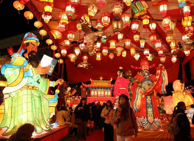 Lễ hội đèn lồng Nagasaki ngày càng được mở rộng, với hàng nghìn đèn lồng và hình nộm rực rỡ được trưng bày tại khu phố Tàu Shinchi cùng nhiều địa điểm tại Nagasaki