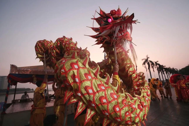 Biểu diễn múa rồng trước Cung điện Hoàng gia ở thủ đô Phnom Penh của Campuchia